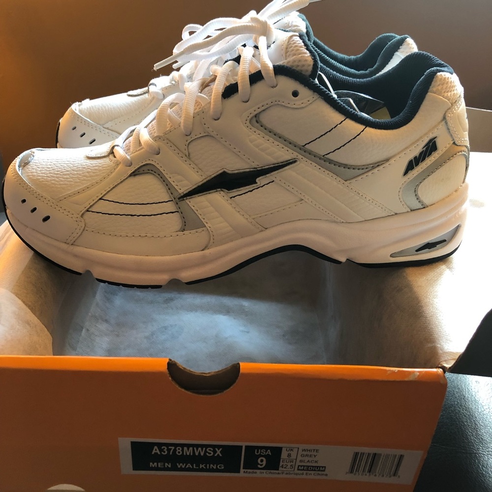 NWT Men’s Avia Sneakers